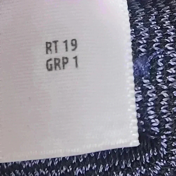 St. John Embellished Feather Sequin V-neck 3/4 sleeve Blouse Small Wool Blend - Picture 14 of 16